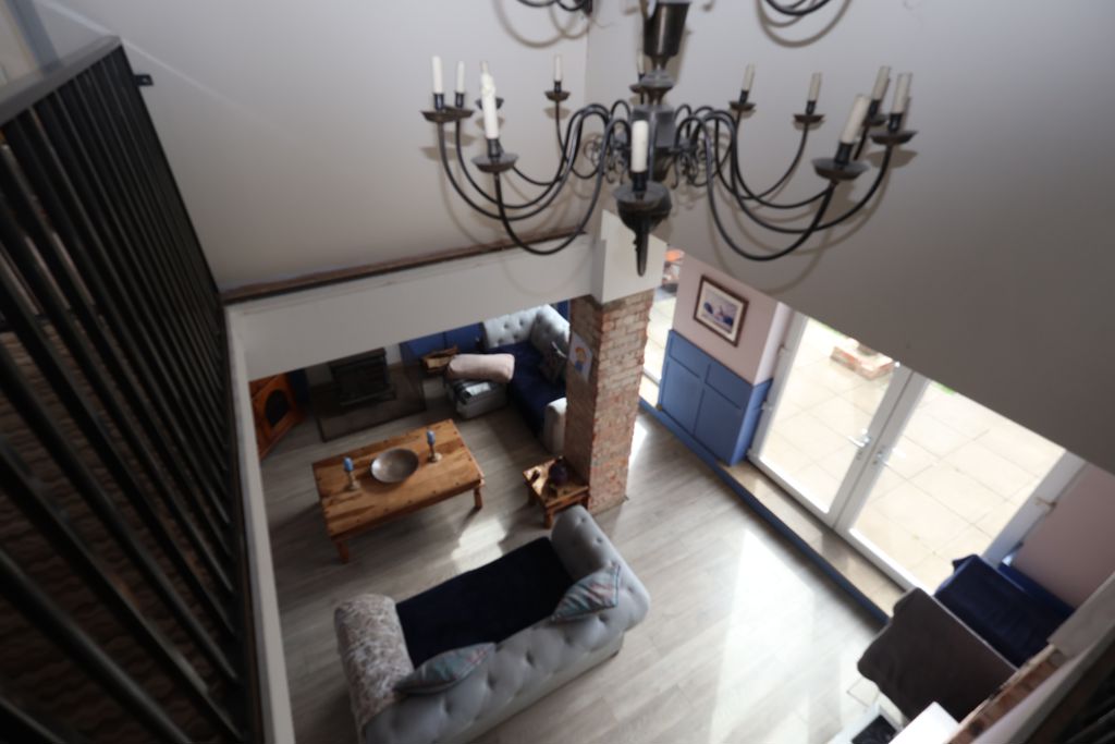 Annexe Mezzanine Landing- click for photo gallery
